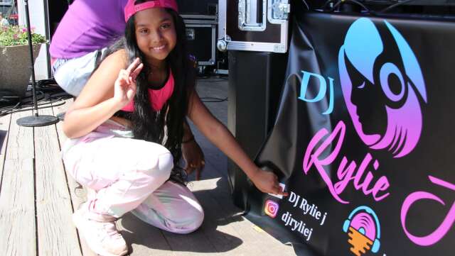 Rylie Dahlia, som går under artistnamnet DJ Rylie, uppträdde på Barillascenen under nationaldagsfirandet. 