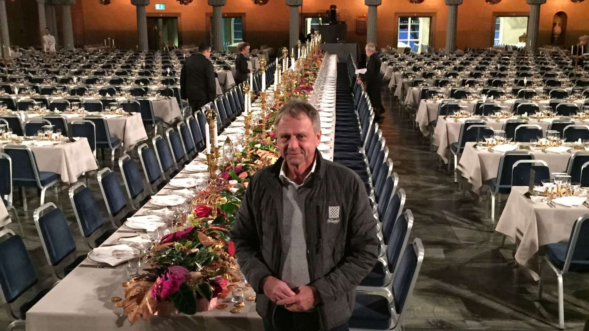 Dick Johansson vid de festdukade borden i Blå hallen.