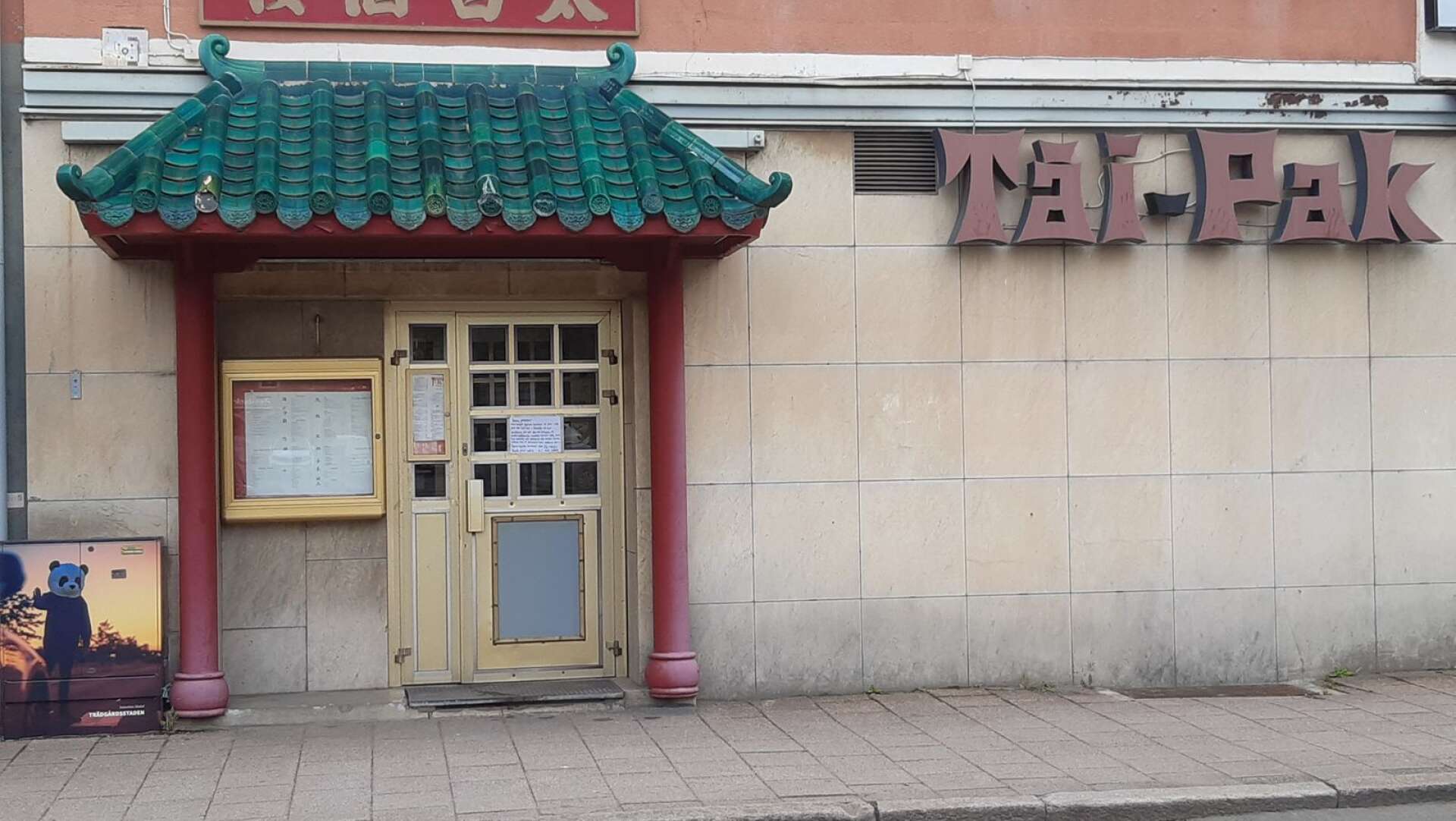 Välbekant exteriör. Sedan 1976 har restaurang Tai-Pak funnits vid Sandtorget, men nu är det slut. Nyligen stängde Tai Pak och ett ägarbyte skedde 1 maj.