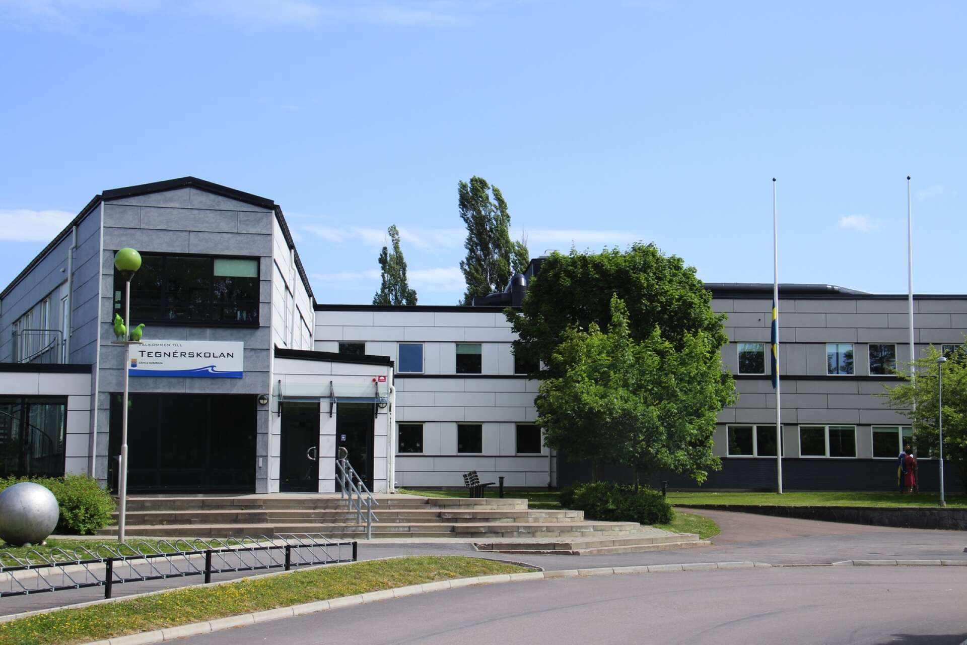 En skåpbil började brinna inne på skolområdet tillhörande Tegnérskolan i Säffle.