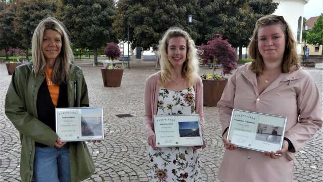 Pristagarna i Hjo Lions clubs fototävling fick ta emot diplom; Annicka Klaar, Anki Fagerberg och Alexandra Palmqvist.