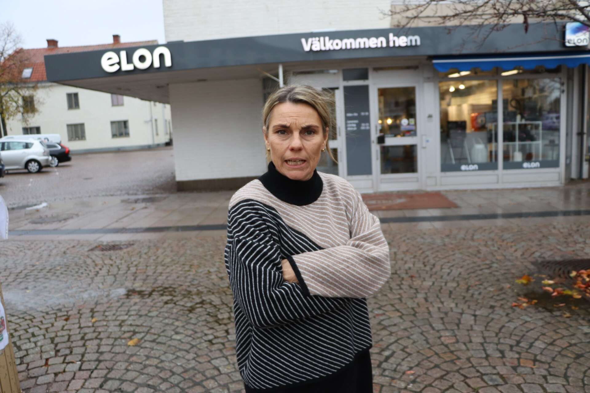 Camilla Johansson, ägare till Elon-butiken vid torget, tror inte alls på idén om sommargata. Hon är besvärad över att kommunen vill strypa biltrafiken i centrum ännu mer. 