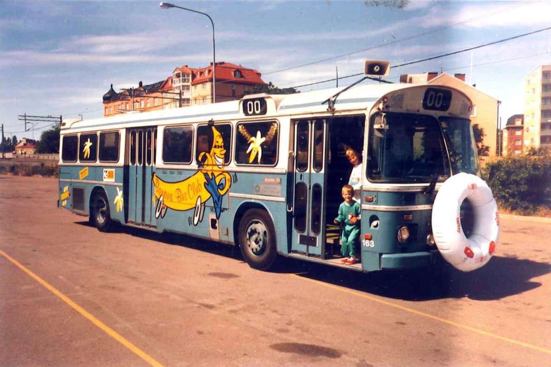 Den specialutsmyckade veteranbussen som användes under Banana Bus Club-åren på Fröding: notera högtalaren på taket. Och den tjusiga stötfångaren. 