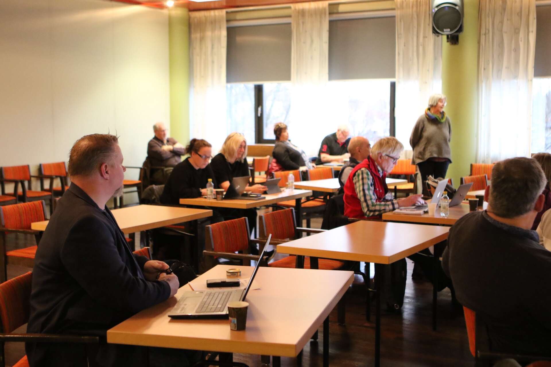 Fredrik Dahlberg (SD), till vänster, förklarade att många mål som Socialdemokraterna har stämmer med Sverigedemokraternas. 