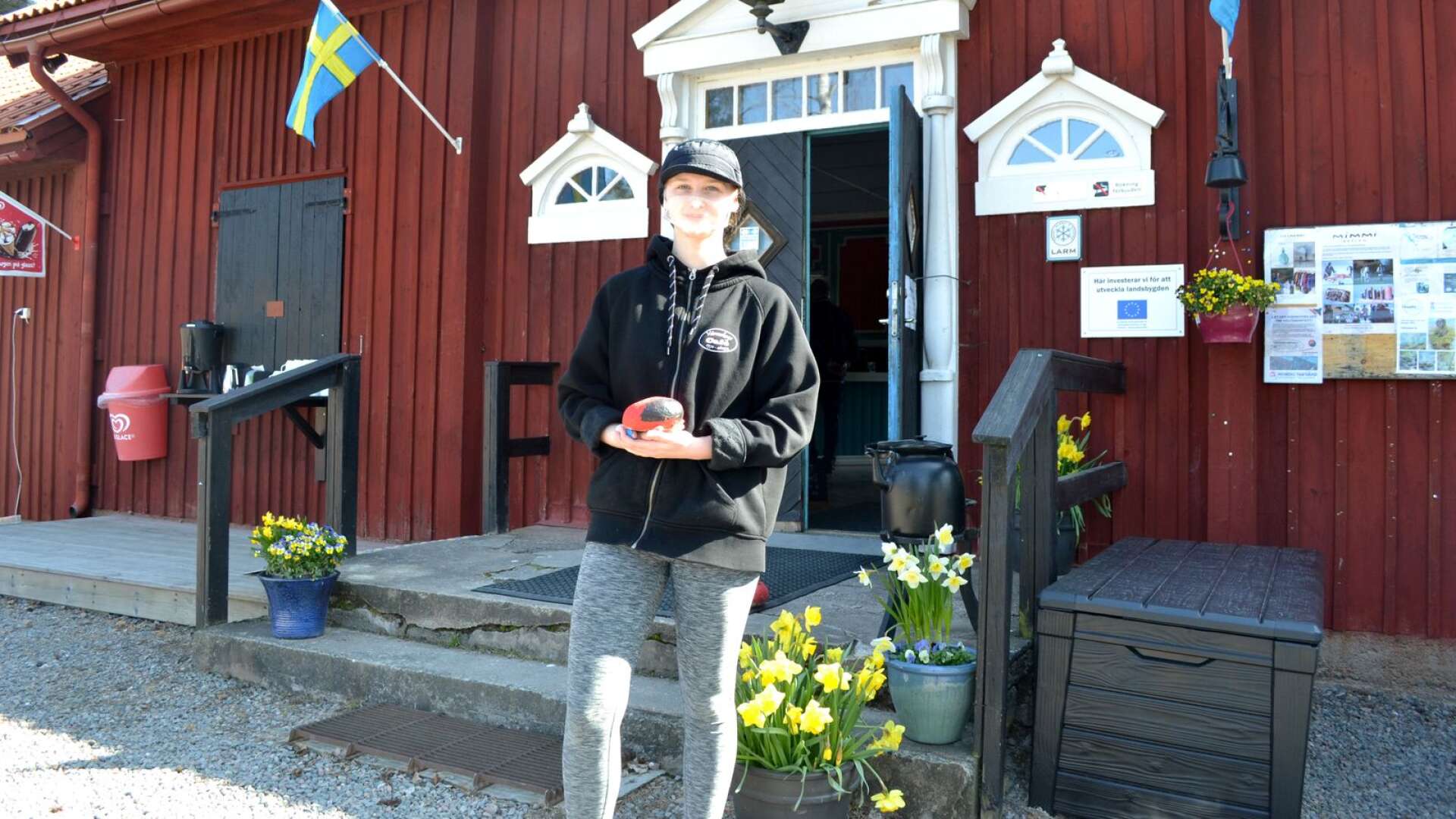 Alma Bergvall, anställd på Värmskogs café, berättar att caféet redan har ganska mycket gäster. 