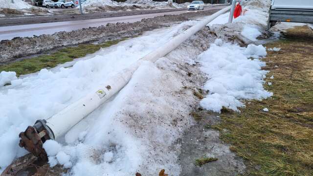 Under fredagen har hårda vindar ställt till det på många håll. I Filipstad har till exempel en av OK/Q8:s flaggstänger blåst omkull.