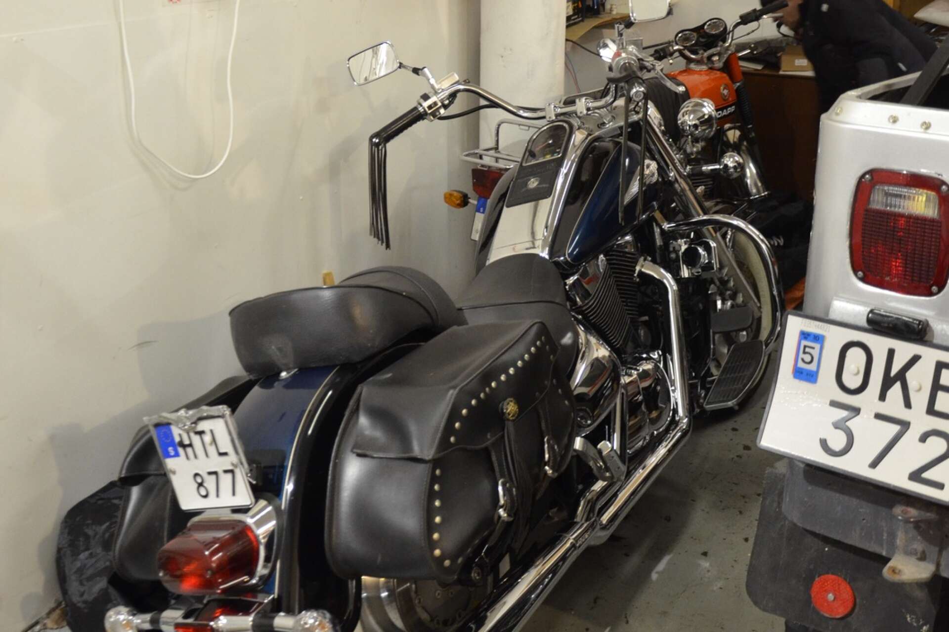 I garaget finns även en moped han mekar med då och då, och en motorcykel han renoverat.