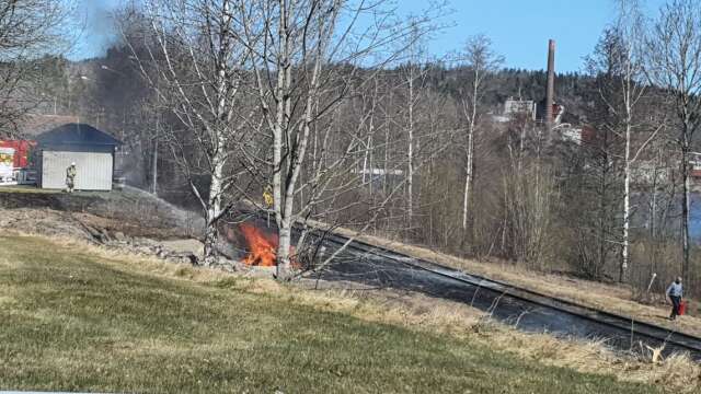 Det brann i ett område längs och på spåret vid järnvägsstationen i Billingsfors.