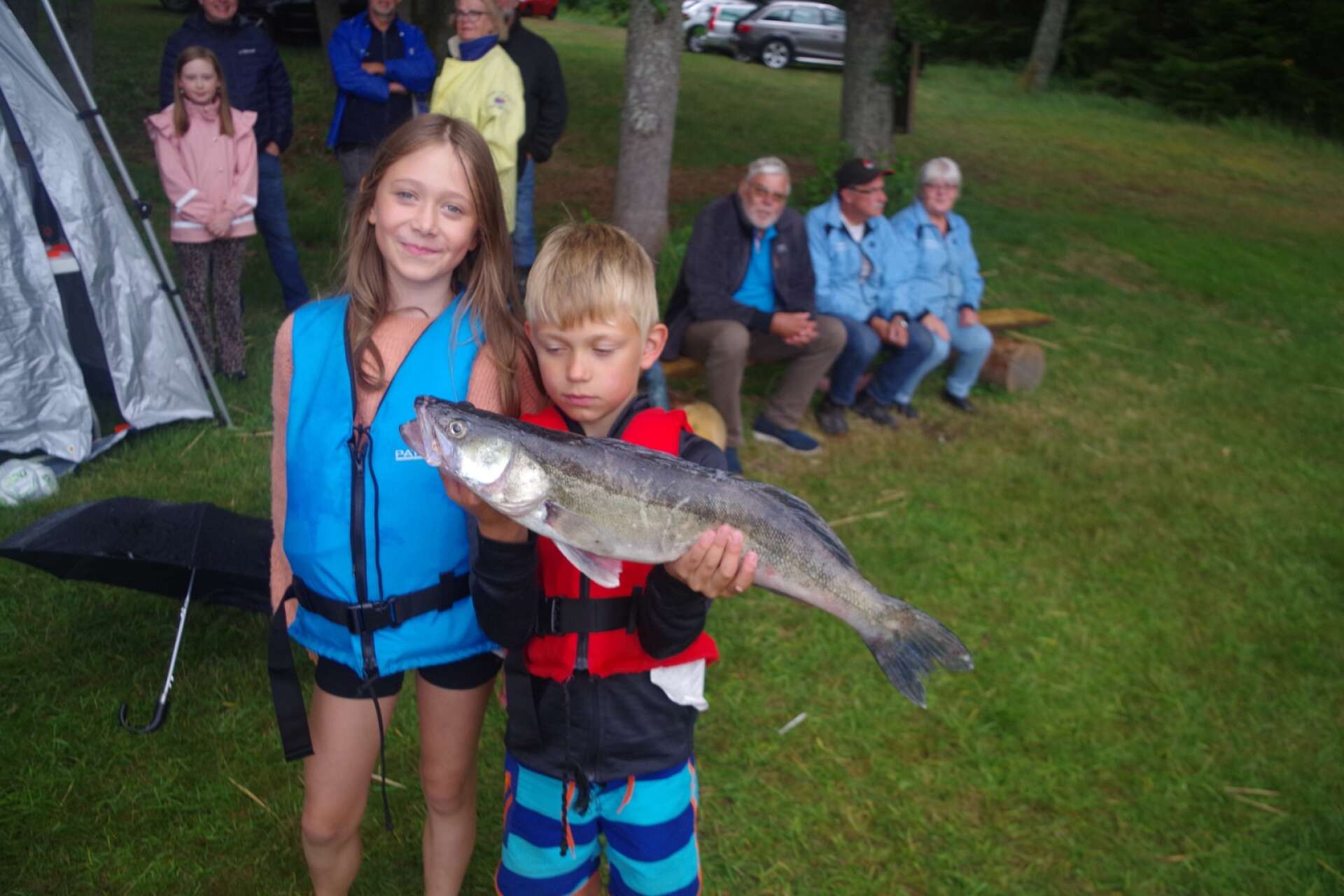  Tyra Danielsson fick Kilanappets största fisk, en gös som vägde strax över två kilo. Brorsan Johan hjälpte till att hålla upp den fina fisken.