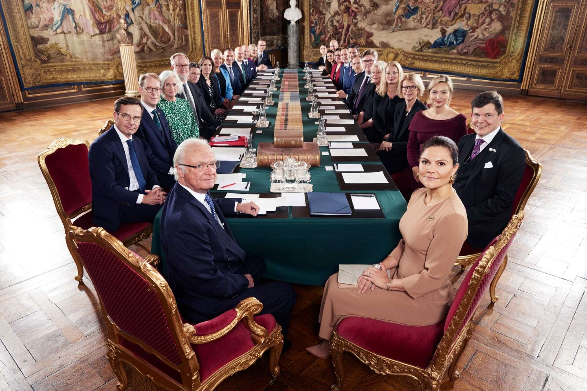 Pål Jonson, Arvika, på konselj med den nya regeringen hos Kung Carl Gustaf och Kronprinsessan Victoria. Jonson ses som femte person på den vänstra bordssidan. 