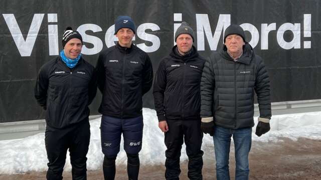 Bob Impola, Oscar Persson och Bill Impola tillsammans med Tomas Stjerndorf, Torsby kommun.
