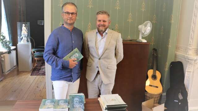 Fredrik Höglund, vice ordförande i Gustaf Fröding-sällskapet (till vänster) och Johan Andersson, bokens redaktör, vid bok-släppet. 