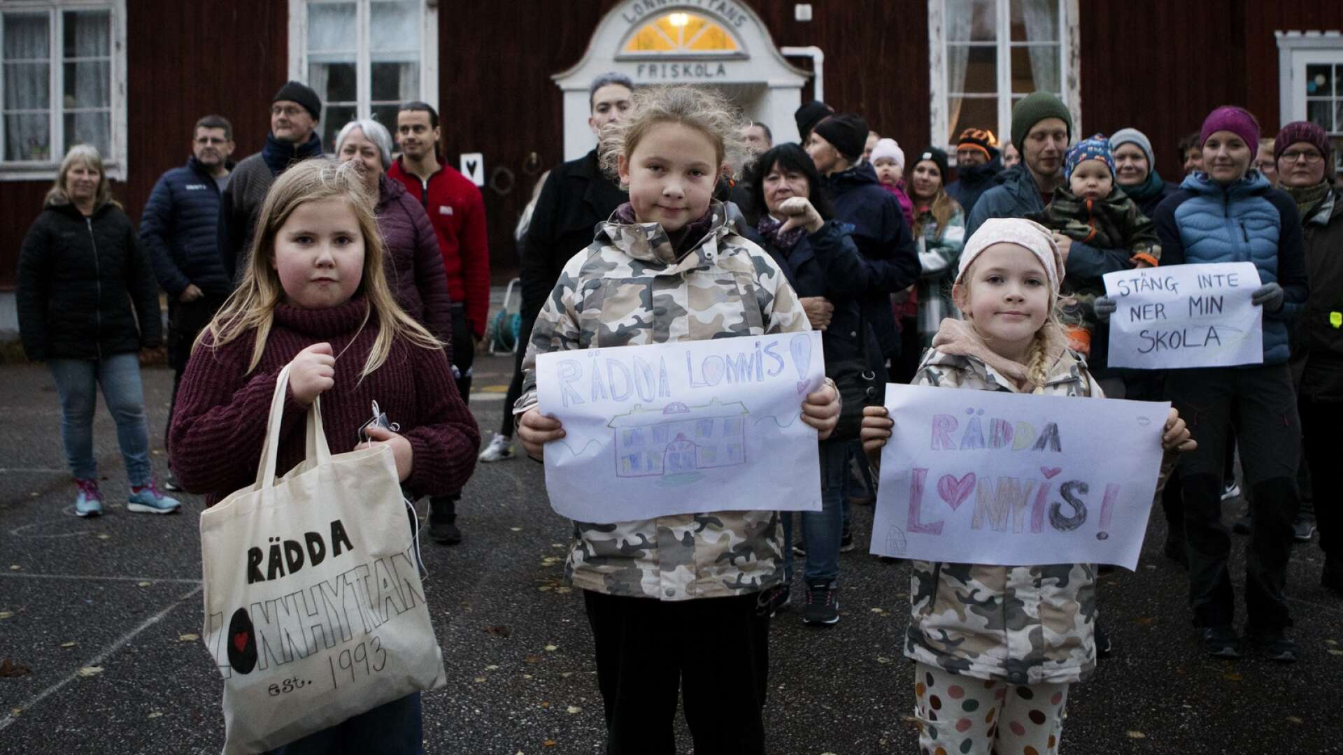 Arkivbild. För ett år sedan protesterade barn och föräldrar mot den föreslagna nedläggningen av verksamheten i Lonnhyttan.