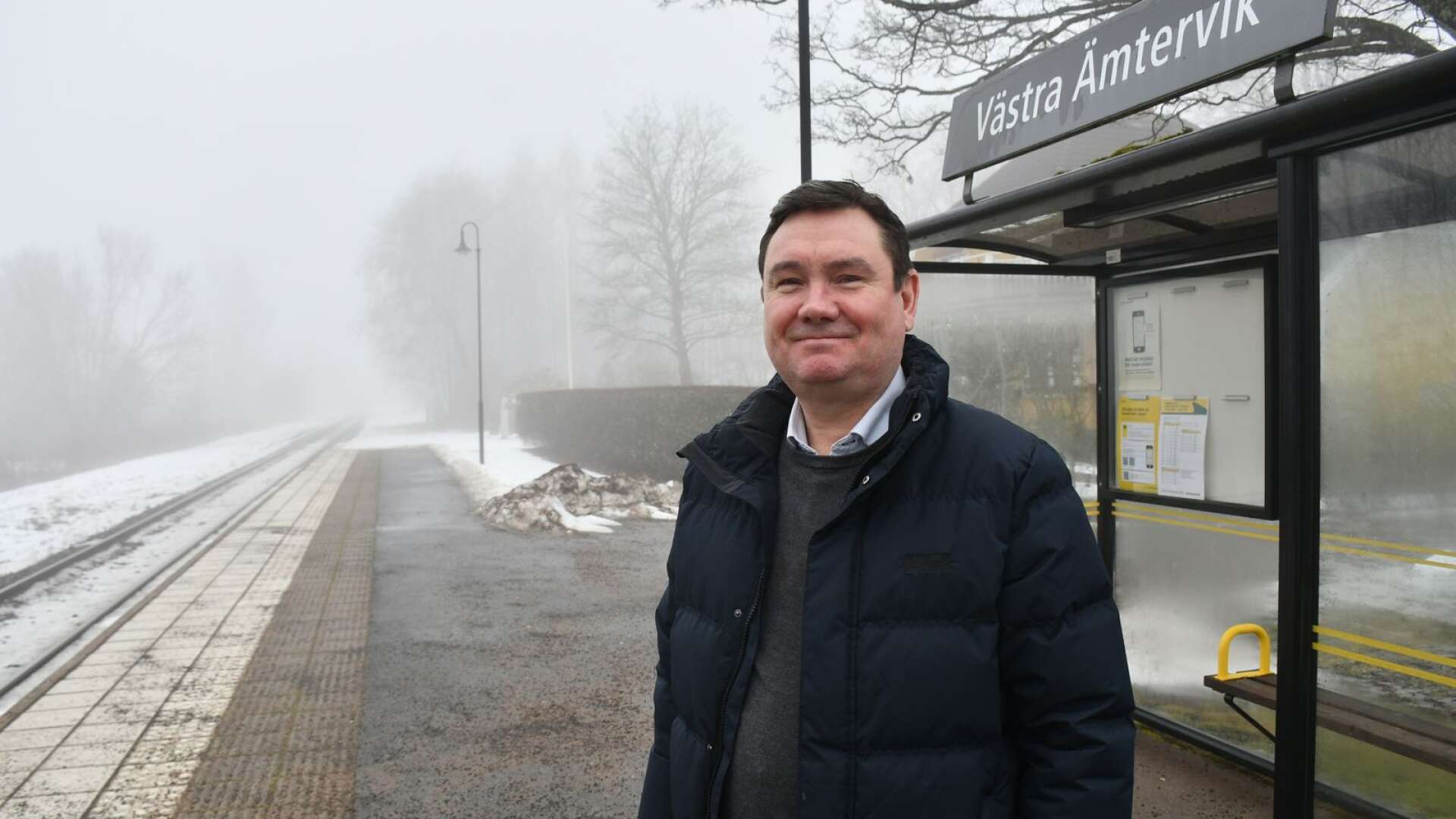 Mattias Bergh växte upp på järnvägsstationen i Västra Ämtervik. Idag är han högste tjänsteman för kollektivtrafiken i Värmland. 