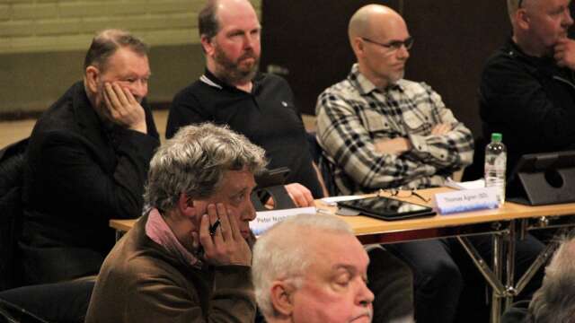 Jan Johansson (KD), mitt i bild, fick med sig Sverigedemokraterna som syns bakom honom och Socialdemokraterna samt Centerpartiet på förslaget att fasa ut och avskaffa delade turer inom äldreomsorgen. 