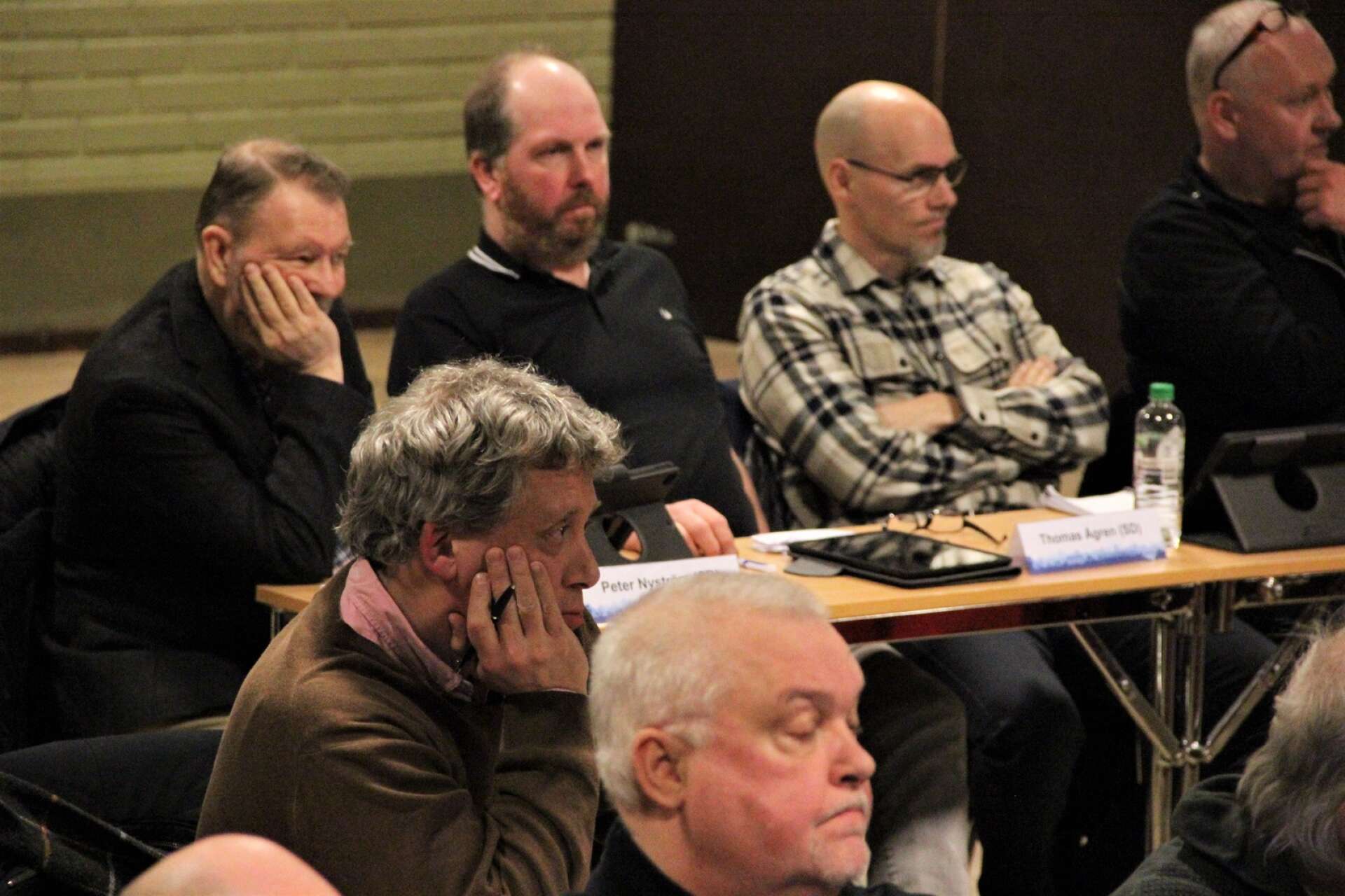Jan Johansson (KD), mitt i bild, fick med sig Sverigedemokraterna som syns bakom honom och Socialdemokraterna samt Centerpartiet på förslaget att fasa ut och avskaffa delade turer inom äldreomsorgen. 