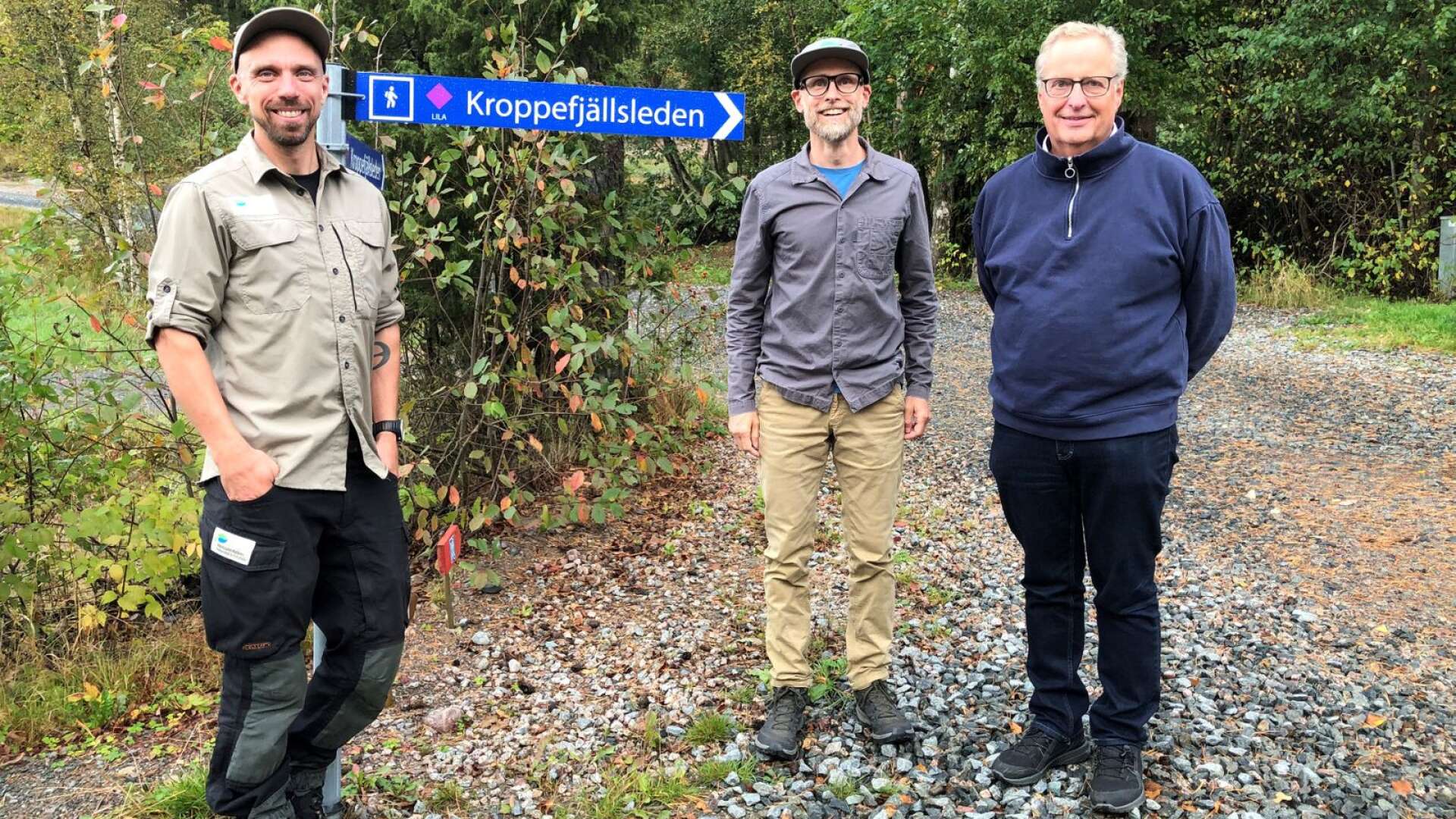Anders Bergström, ansvarig för området från Västkuststiftelsen, Linus Kron, VD Västkuststiftelsen, och Stig-Olof Tingbratt, ordförande för Västkuststiftelsen, vid besöket i Högsäter 21 september.
