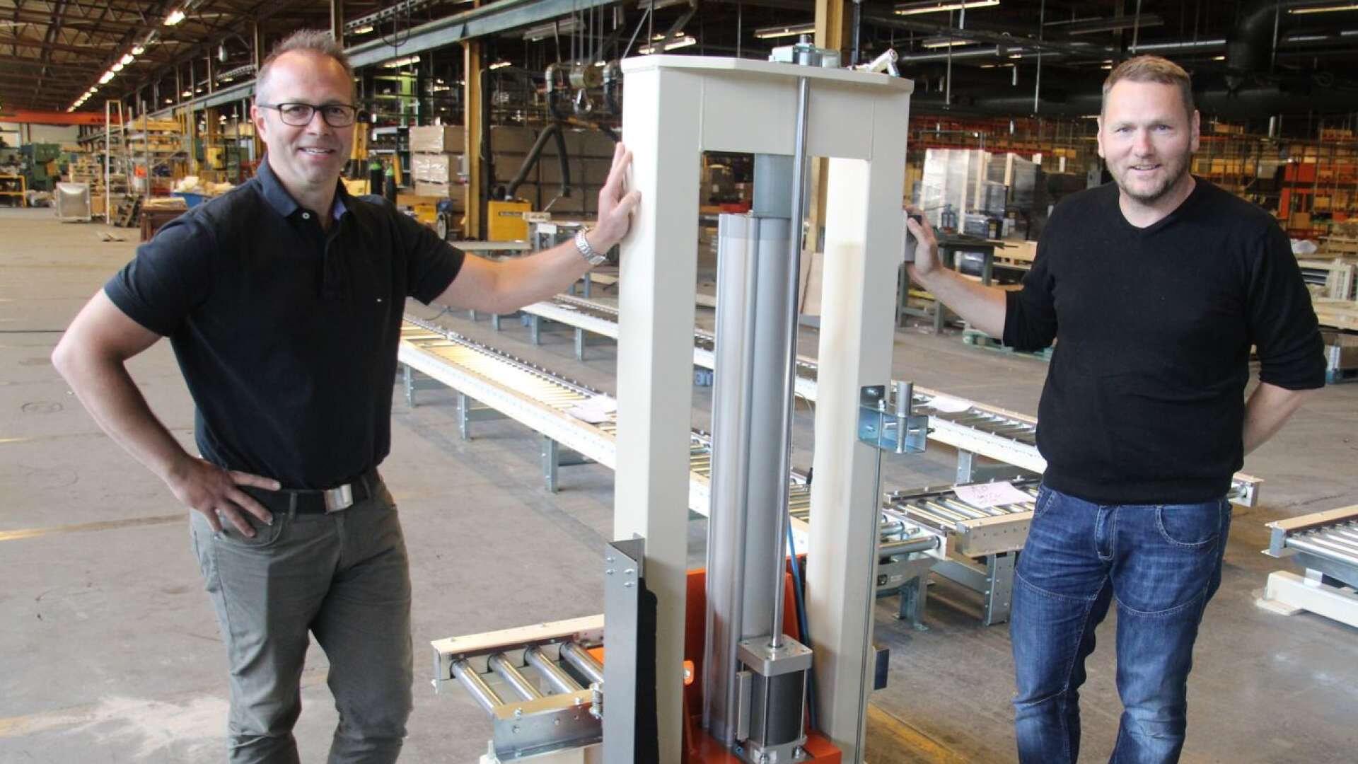 Verkstadsbolaget i Säffle har tagit hem sin största order samt fått i uppdrag att tillverka prototypen till en coronarobot åt Karolinska Instistutet. Ägarna Lars Hartman och Henrik Landström. Här står de vid en produktionslinje som framställts åt AFRY Åmål.