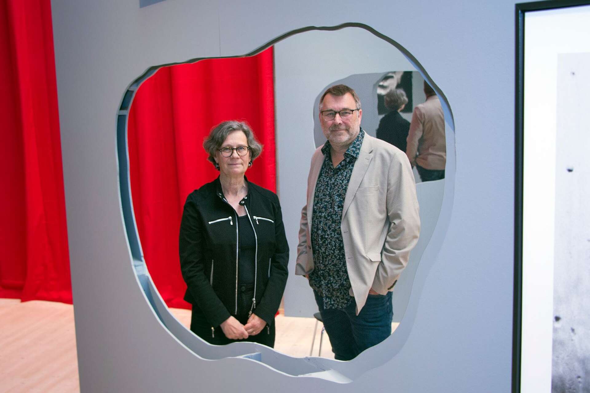 Utställningschefen Karin Åberg Waern och kuratorn Christian Nørgaard berättade om David Lynch och hans fotografier. Den världsberömde regissören själv kom inte till utställningen, men många besökare drog till Karlstad för att se hans egensinniga bildvärld.