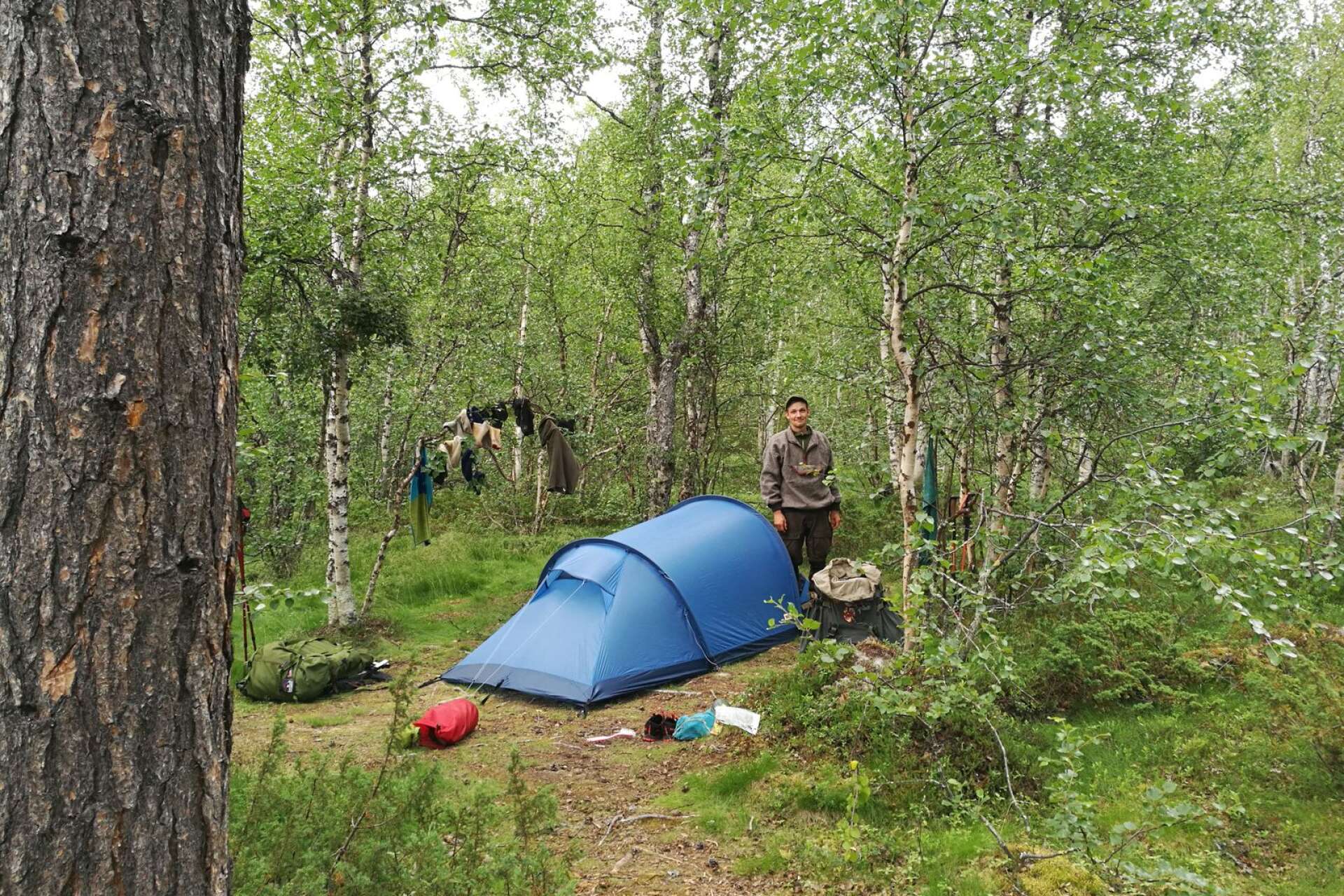 Dags att sova dag 15. Viktor (bilden) och Joel slog läger i skogen en kilometer väster om Bäverholmen.