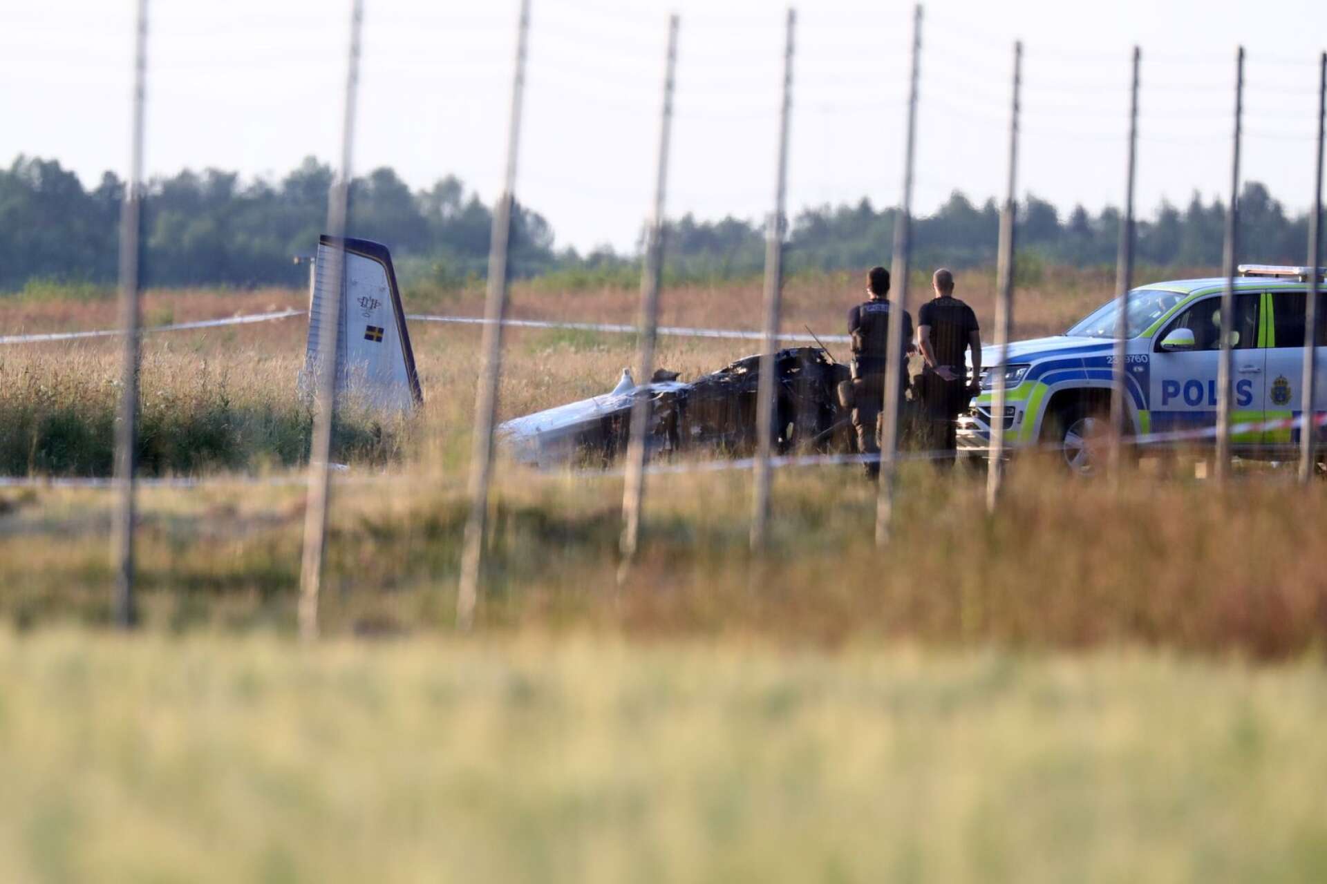 Ett flygplan har kraschat vid Örebro flygplats. Nio personer har omkommit i flygolyckan, uppger polisen.