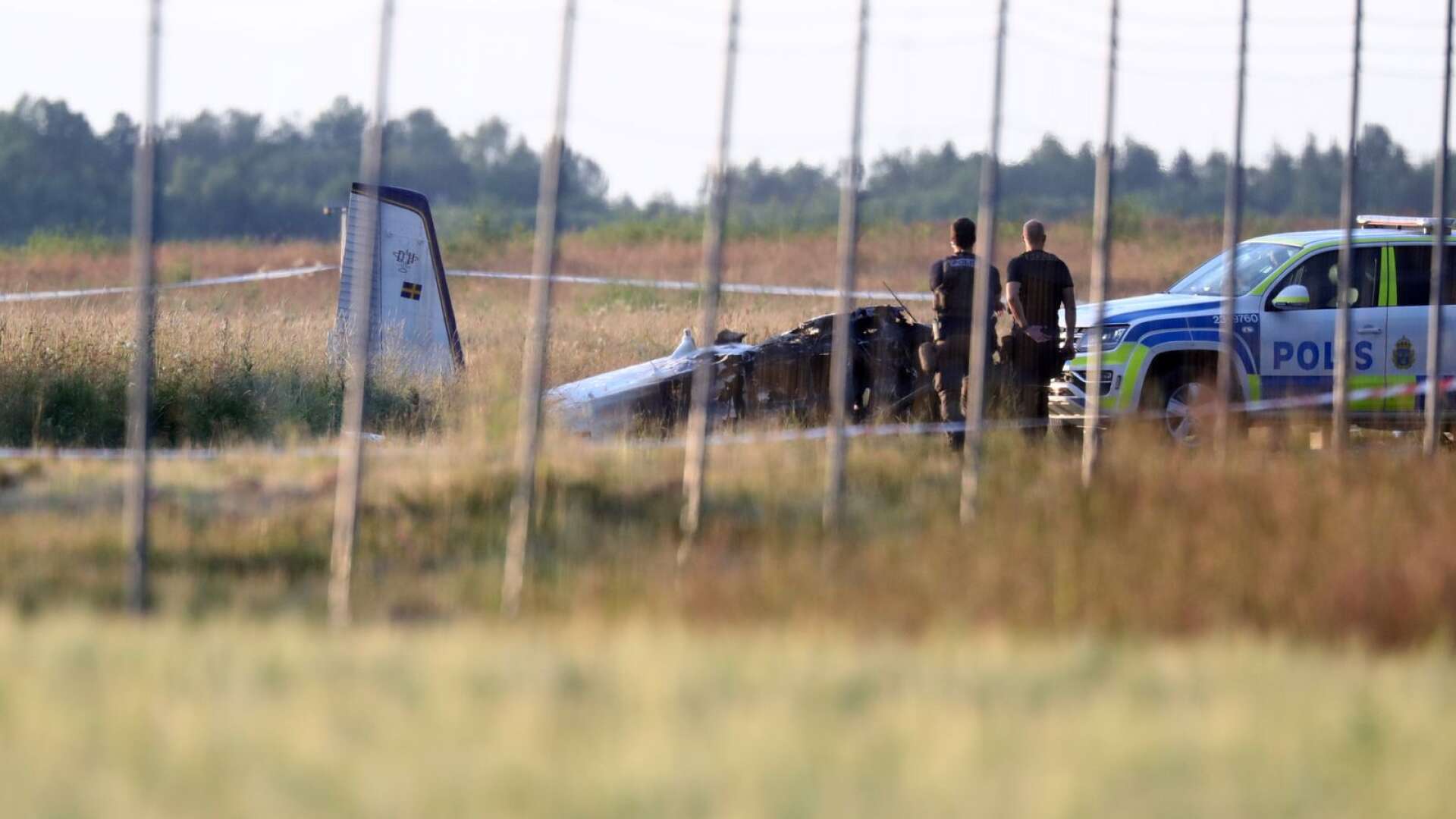 Ett flygplan har kraschat vid Örebro flygplats. Nio personer har omkommit i flygolyckan, uppger polisen.