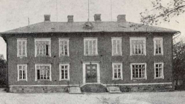 Gamla läroverket, byggdes 1868, på samma plats som Solbergagymnasiet nu ligger, vars första del blev klar 1933.