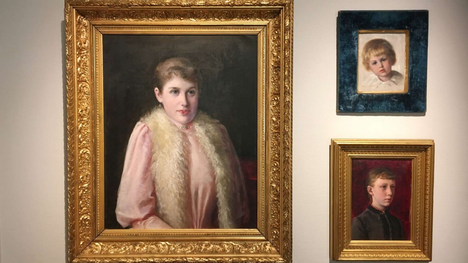 Augusta Jensen är på museet representerad med tre porträtt. Jensen var född och uppvuxen i Ingrirud i Bro socken.