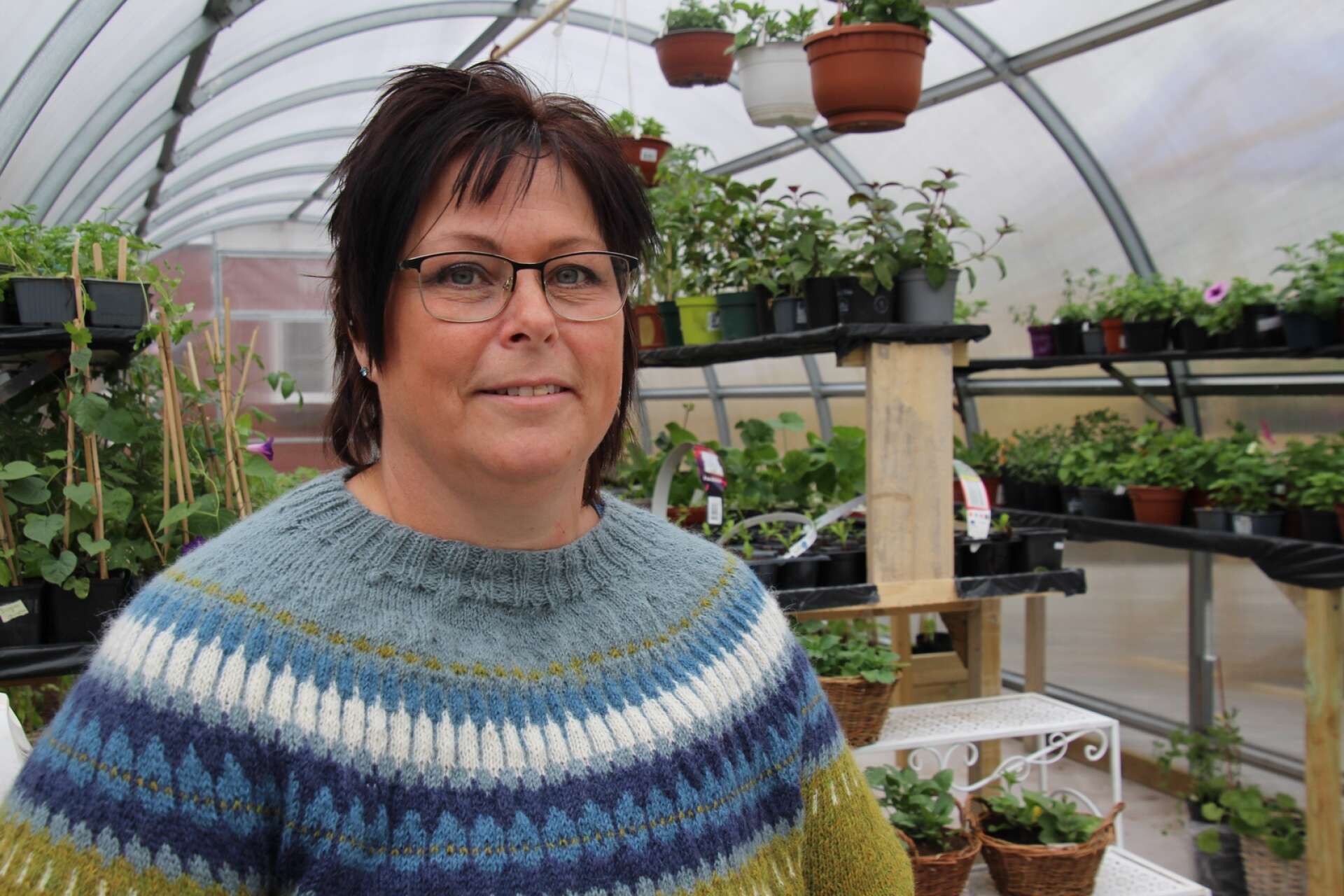 Anna-Karin trivs i växthuset som hon fick i 50-årspresent.