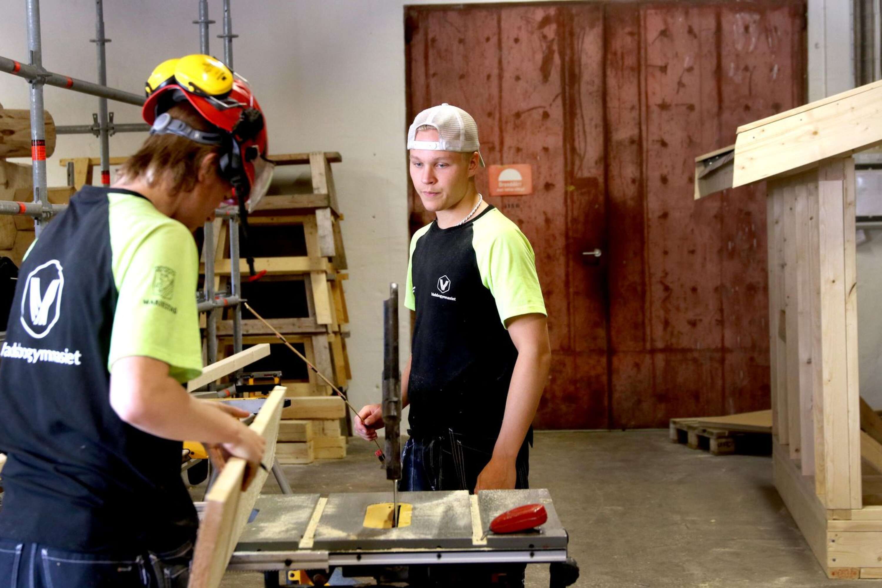 Arvid Hurtig, förstaårselev vid på bygg- och anläggningsprogrammet på Vadsbogymnasiet, tillsammans med Leon Bladh