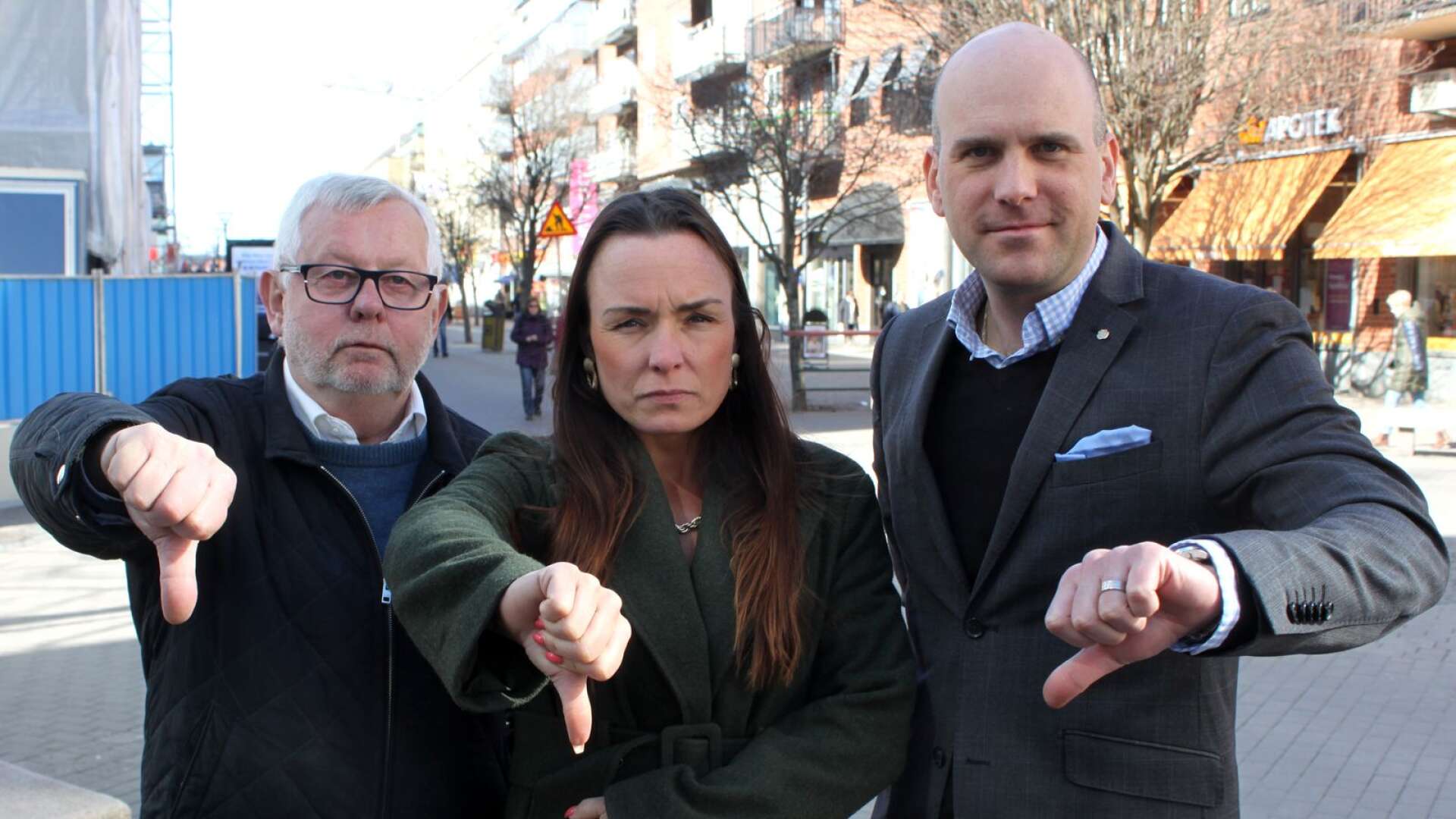 Socialdemokraterna i Karlstads kommun, här representerade av Håkan Holm Alteblad, Linda Larsson och Anders Tallgren,  gör tummen ned för det blå-gröna styrets sätt att hantera näringslivsarbetet, etableringarna, samt företagsklimatet.