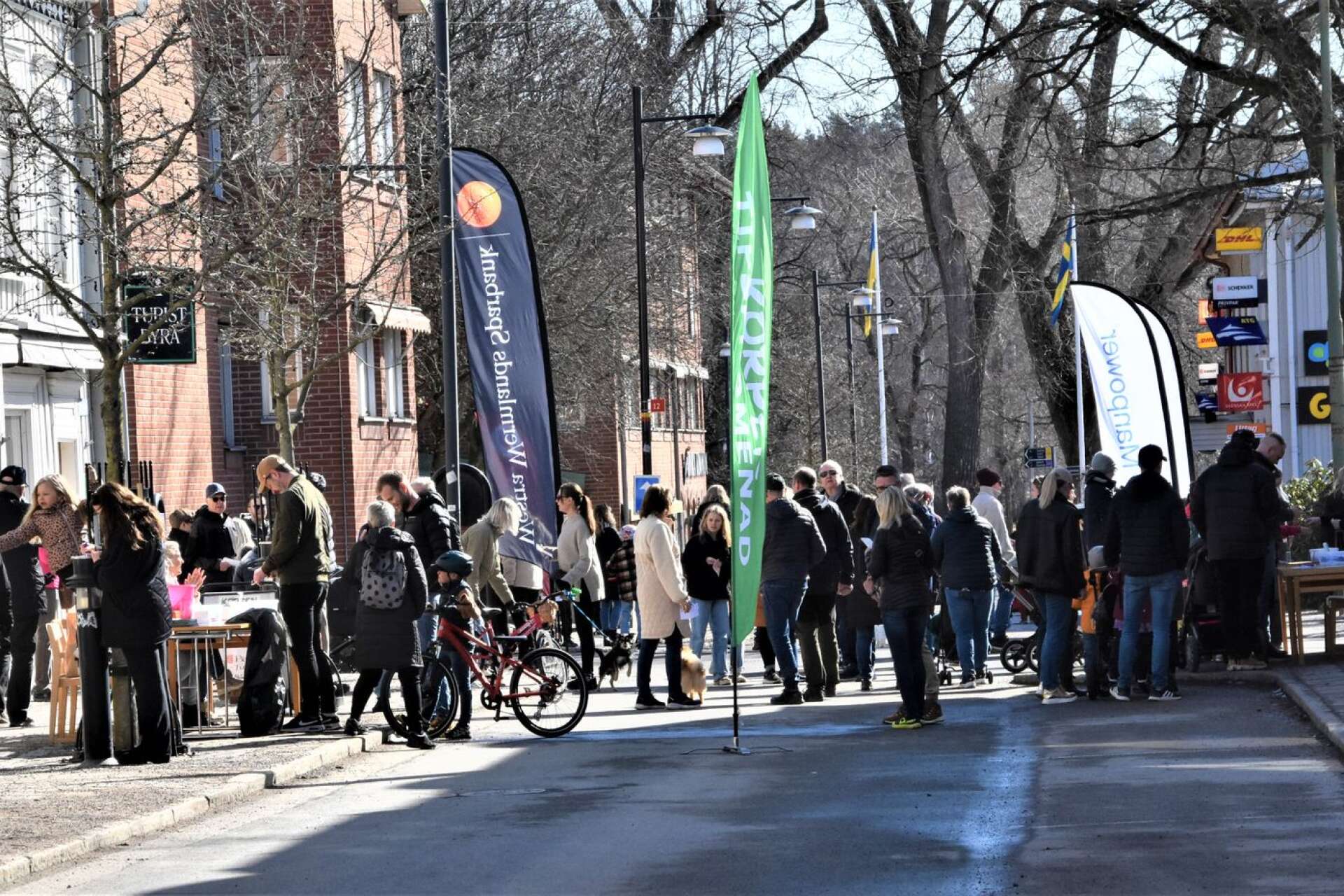 Startskottet för Äggpromenaden på Storgatan var halv elva, men redan vid tiotiden började folk strömma till. 