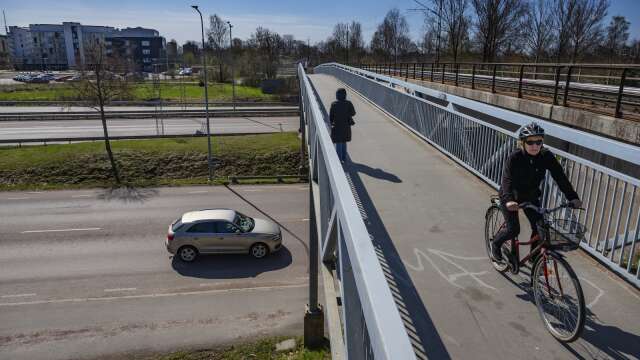 Att renovera den nuvarande gång- och cykelbron över E18 och Hagalundsvägen skulle kosta tre miljoner. Det är inte aktuellt längre. I stället är huvudspåret en ny stålbro för tio miljoner kronor.