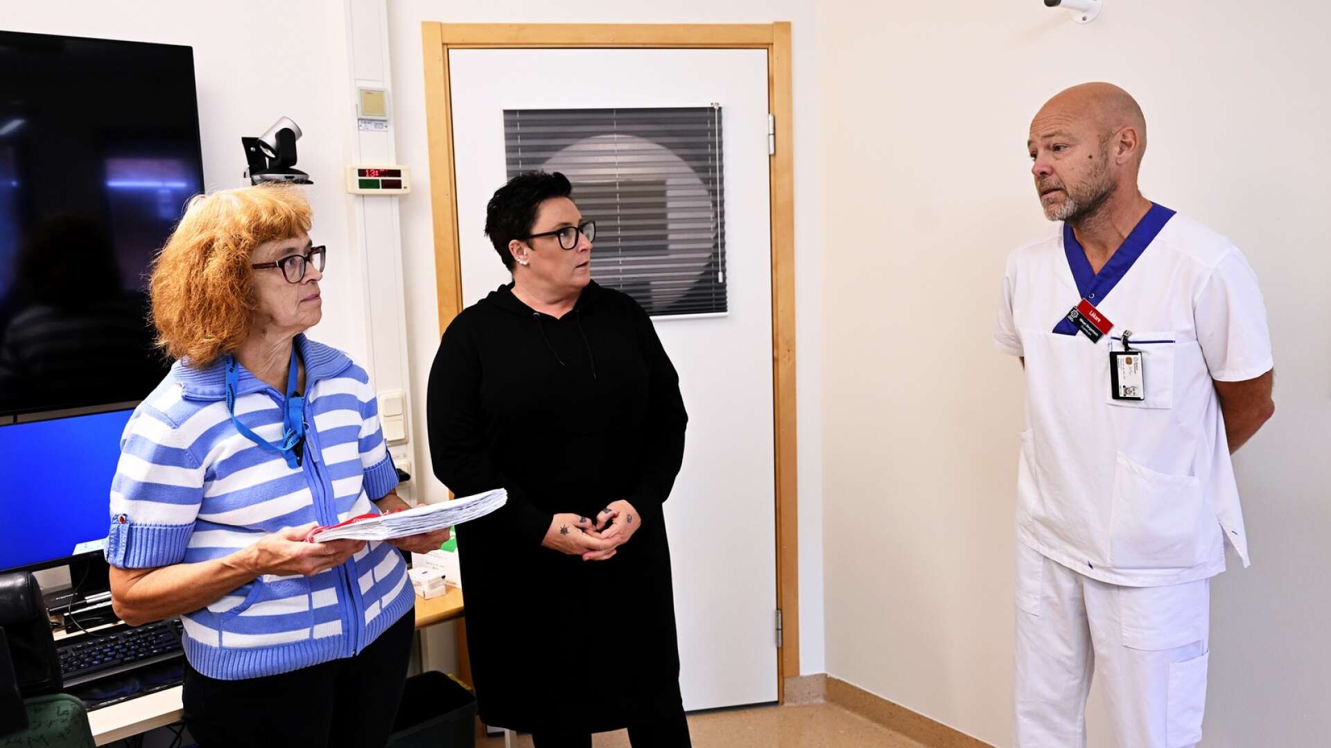 Undersköterskorna Anita Halvarsson och Maria Erlandsson lämnar över namninsamlingen med 1200 underskrifter till Mikael Bergenheim, chef för slutenvården på CSK.