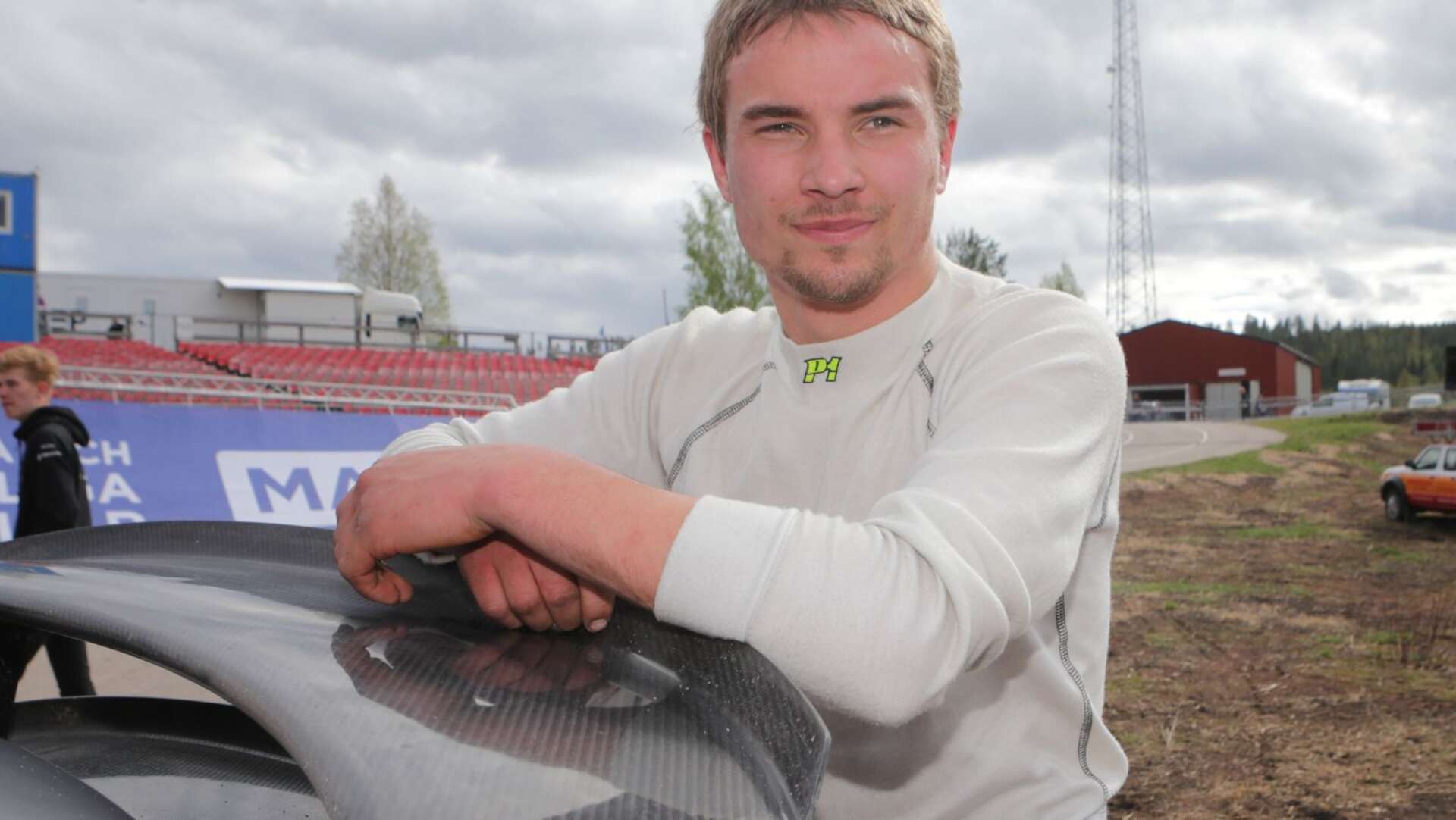 Sebastian Eriksson från Sunnemo var först över mållinjen i söndagens supercarfinal. Men fick ett tidsstraff och rasade till femteplats.