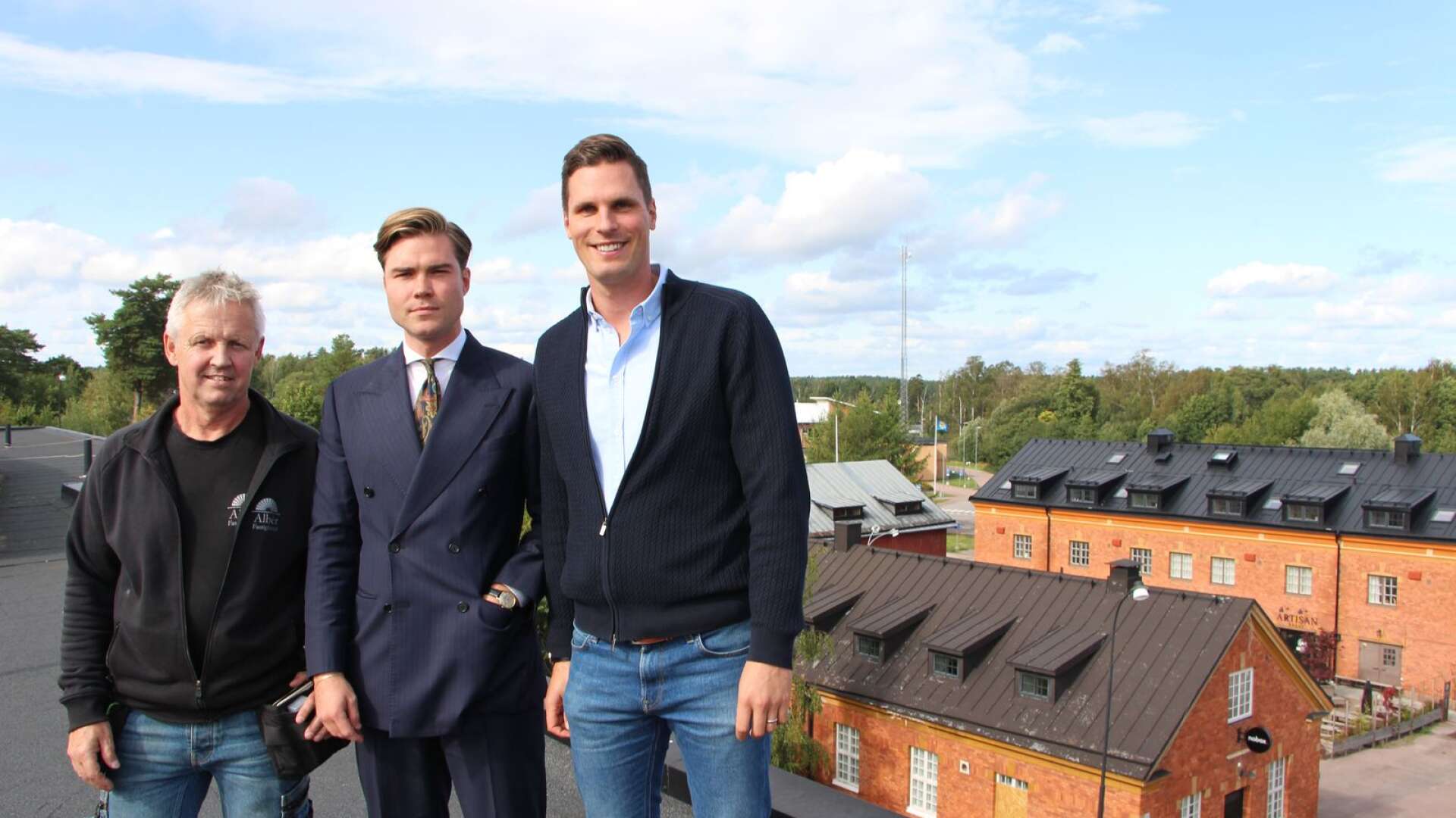 Albèr fastigheter har utökat sitt fastighetsbestånd. På bilden ses byggchefen Torbjörn Hillerström samt delägarna Filip Eriksson och David Eriksson.