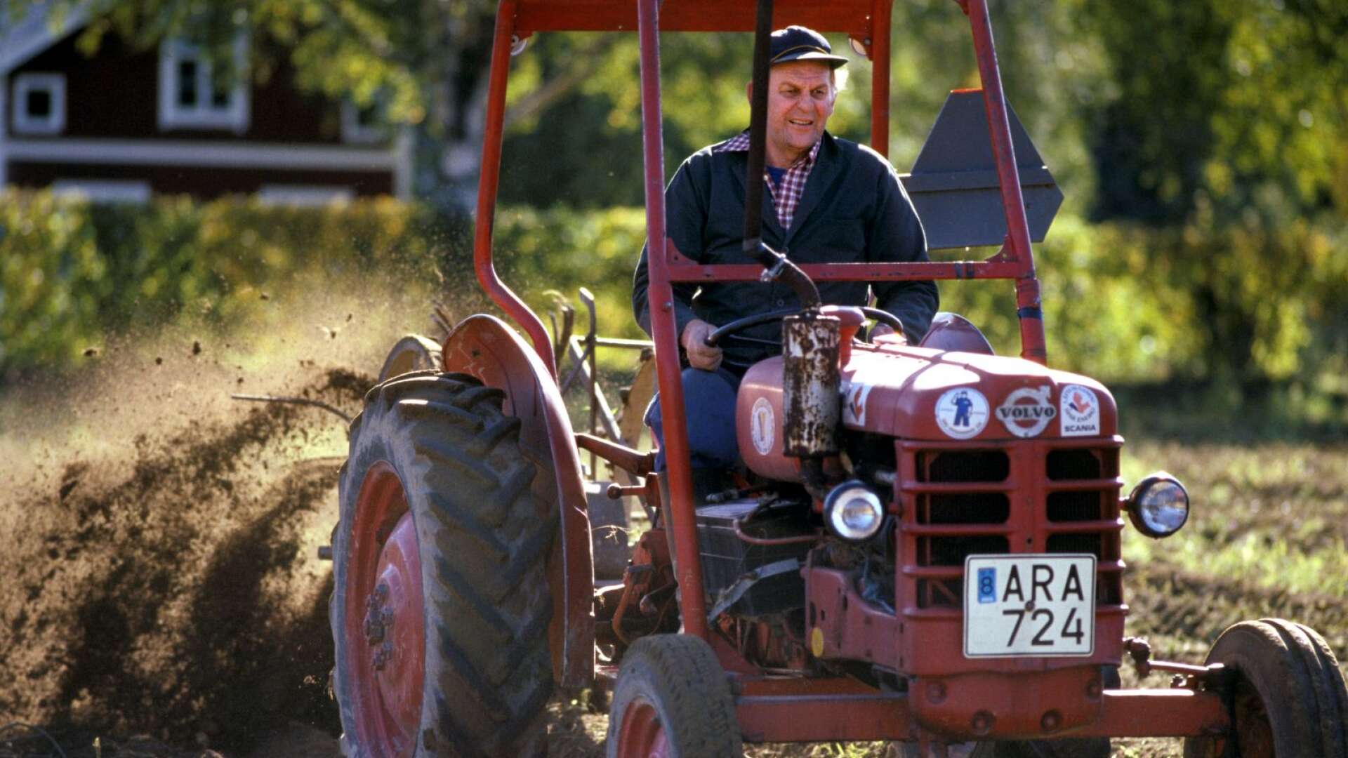 Thorbjörn Fälldin kör traktor på lantbruket i Ramvik 1985.