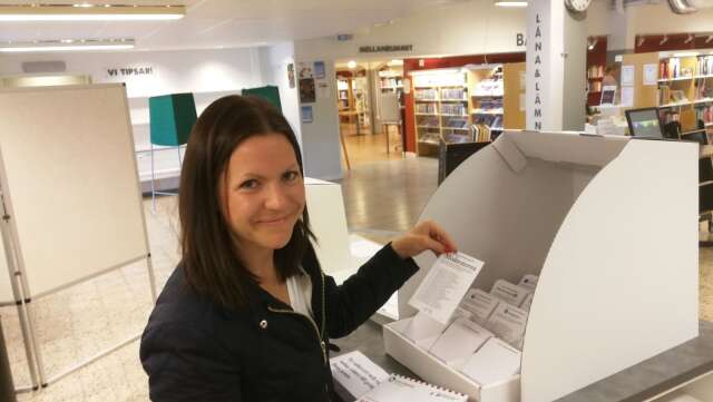 Gabriela Bosnjakovic förtidsröstade på biblioteket i Vara i onsdags