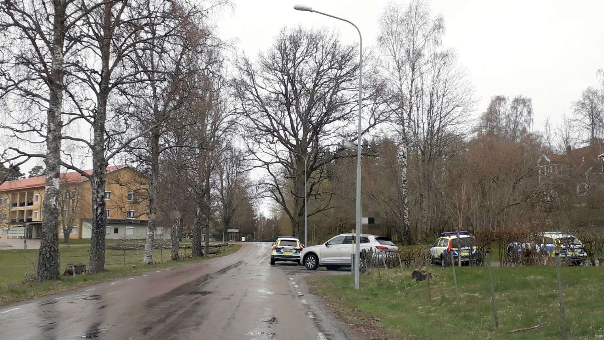 En bild från den då ännu pågående polisinsatsen nära Dalslands sjukhus i Bäckefors.