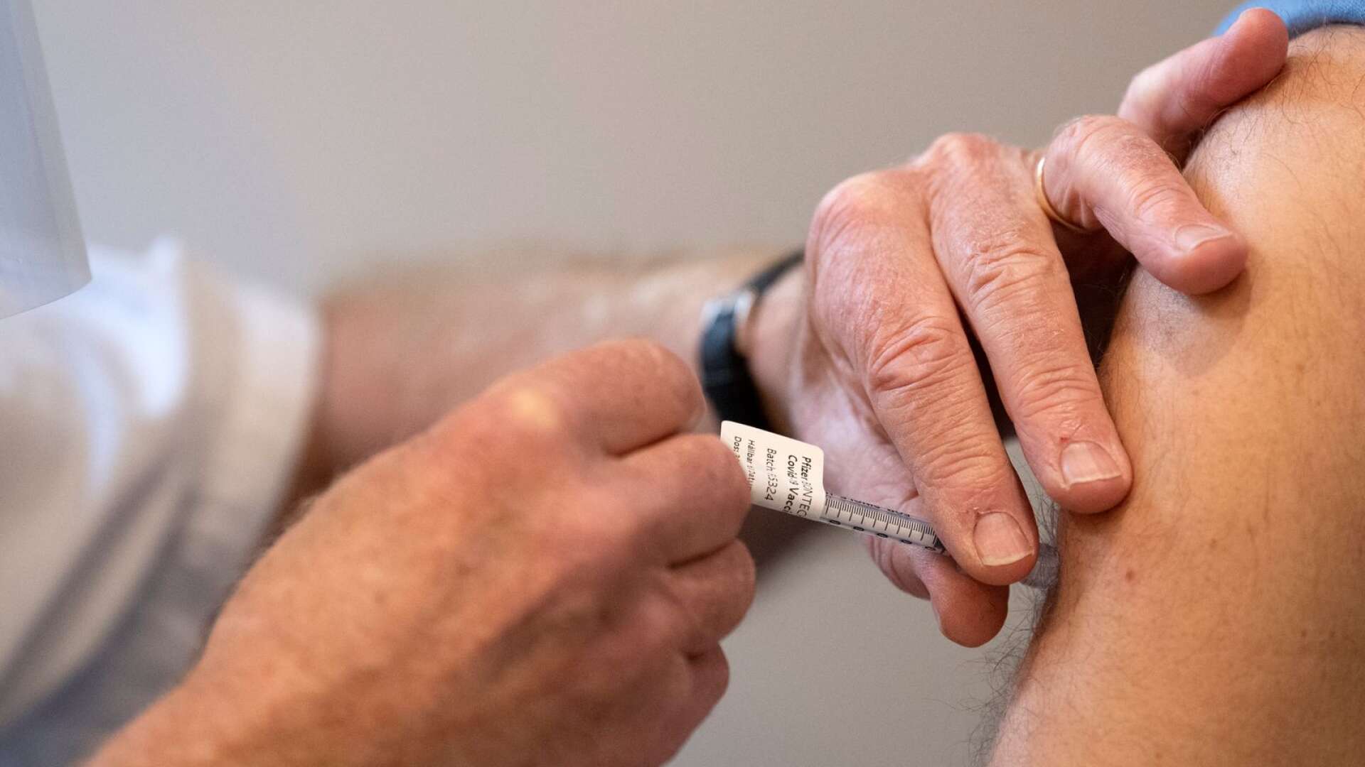 Nu erbjuds fjärde vaccinsprutan till alla värmlänningar som är 65 år eller äldre.