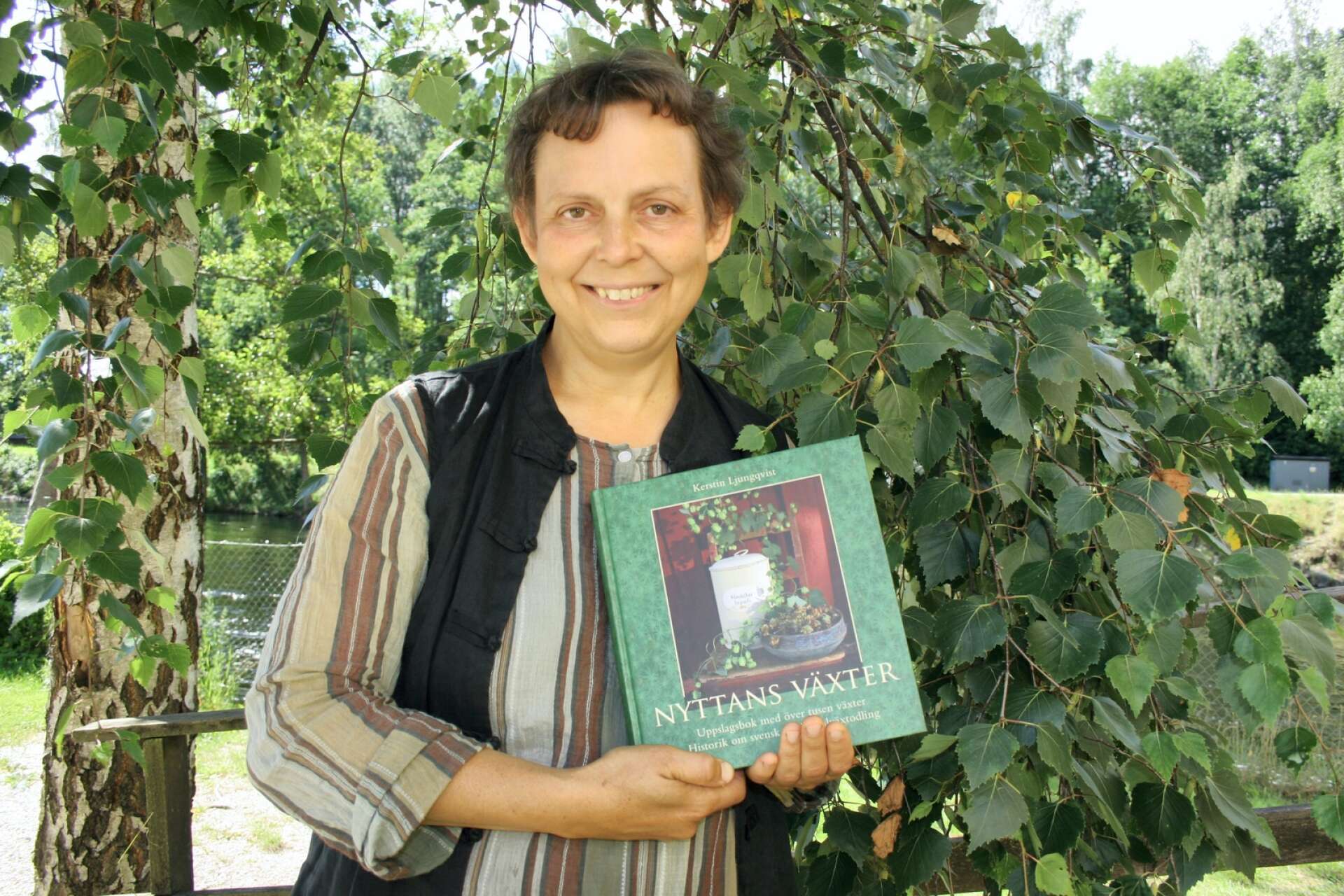 Kerstin Ljungqvist som driver örtagården i Dals Rostock fick Dalslands litteraturpris för boken ”Nyttans växter”.