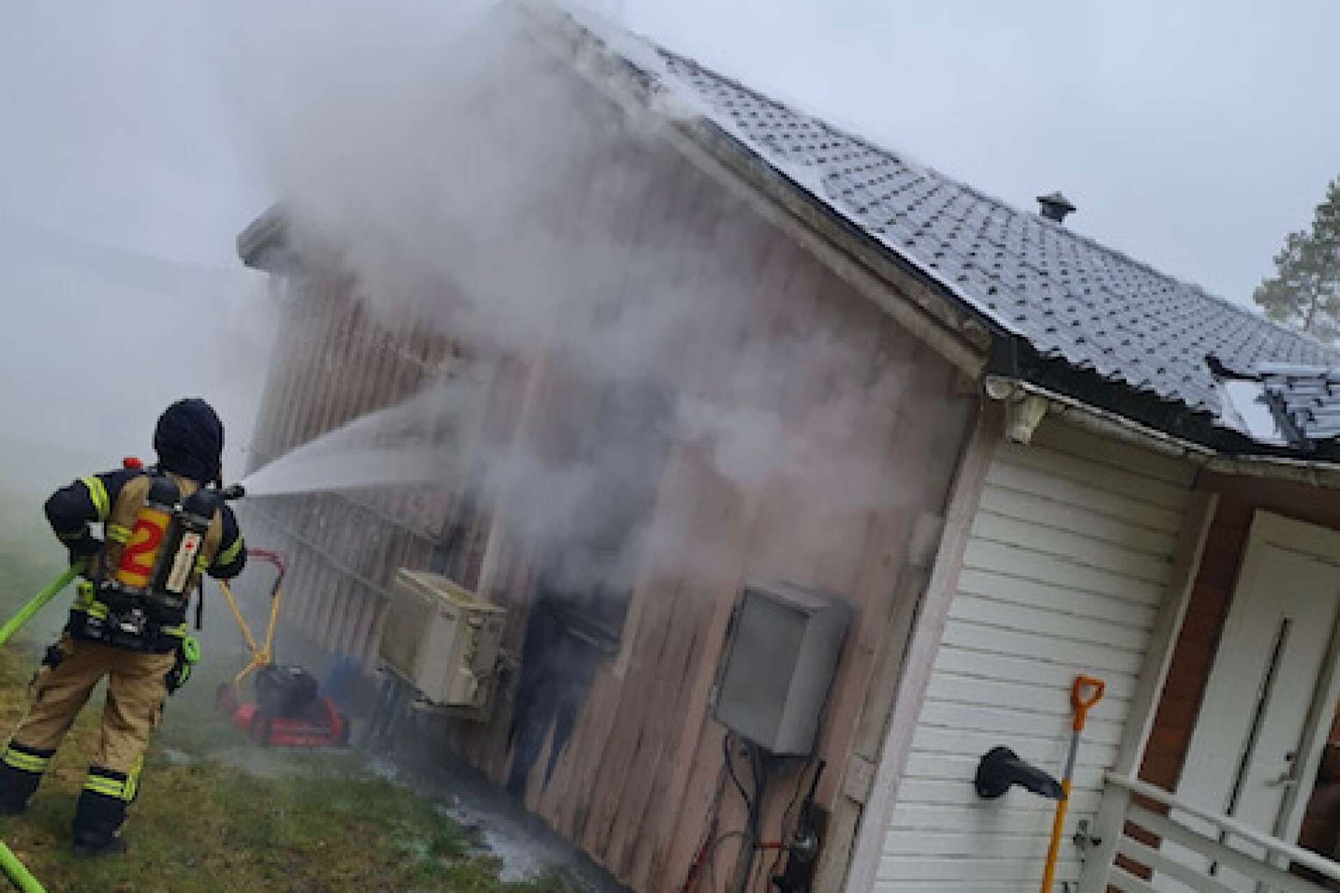 Branden i villan startade i husgaveln, enligt Räddningstjänsten.