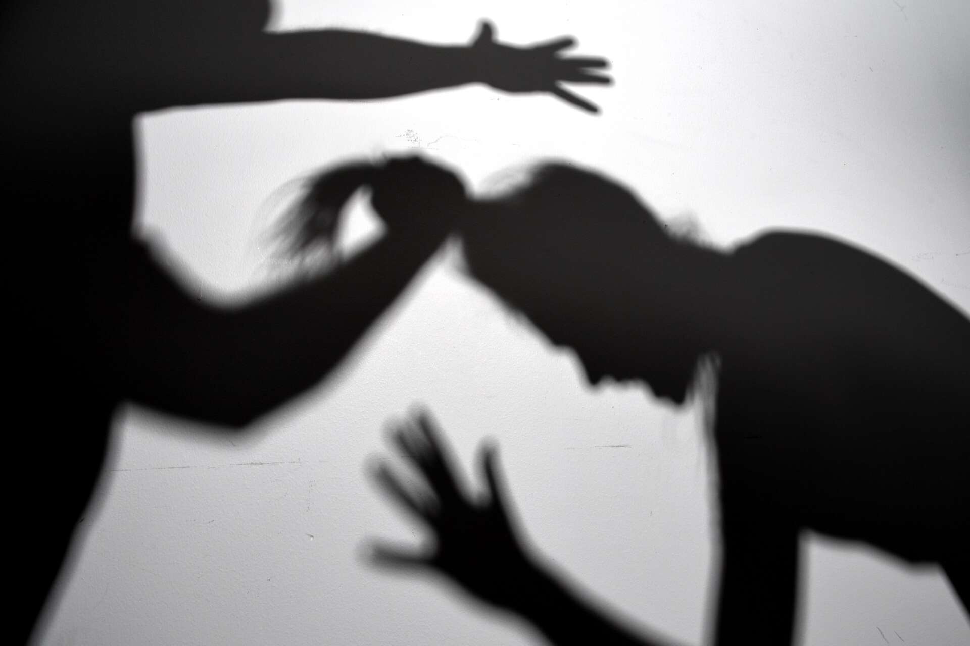 En kvinna misshandlades av en berusad man i en lägenhet i centrala Åmål under fredagseftermiddagen. Fotografiet är en genrebild.