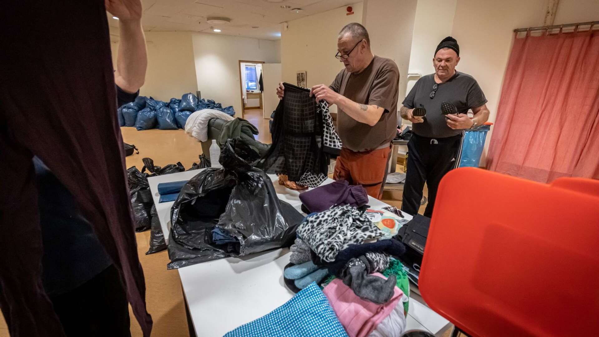 Volontärerna Kenny Norrman och Kenneth Burehammar hjälpte till att bygga upp en klädutdelning på Vintervärme-härbärget under måndagen.
