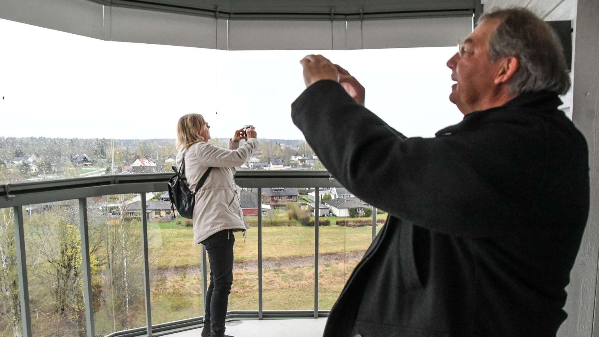 Efter sammanträdet dokumenterade Anne-Charlott Karlsson (S) och Björn Lagerqvist (M) utsikten från åttonde våningen på Baltzarhus nummer ett.