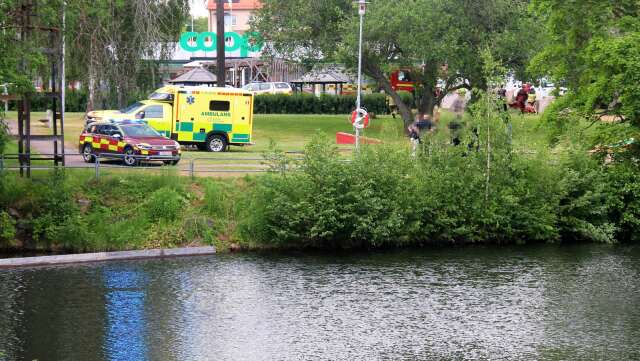 Två personer hade hamnat i vattnet i Hagfors.
