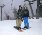 Lucas, på snowboard, och Philip Jansson från Säffle.