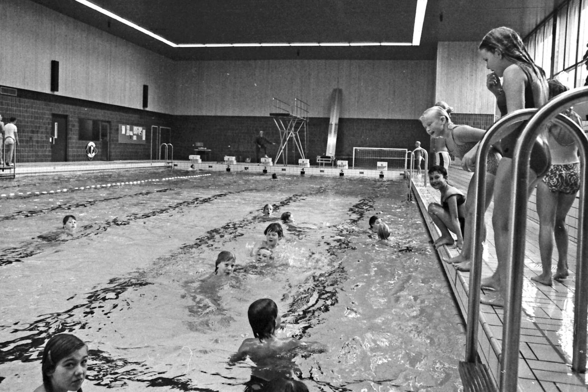 Simningen fick helt nya förutsättningar i Säffle genom tillkomsten av simhallen. Den var i drift nästan ett halvt sekel innan den revs och 2019 ersattes av den nya simhallen. 