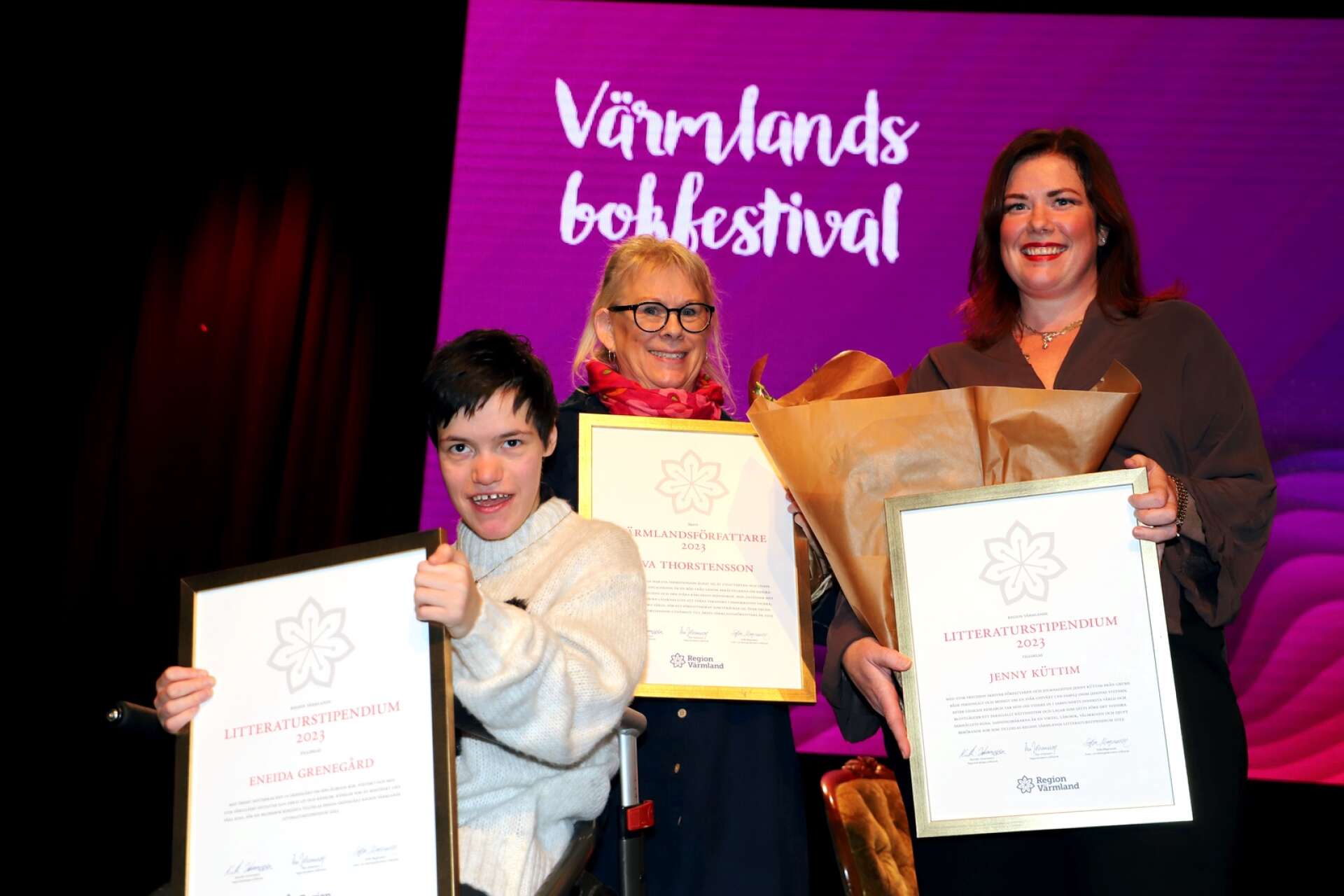 Årets Värmlandsförfattare Eva Thorstensson och Årets litteraturstipendiater Eneida Grenegård och Jenny Küttim fick ta emot sina utmärkelser på Värmlands bokfestivals stora scen på fredagseftermiddagen.