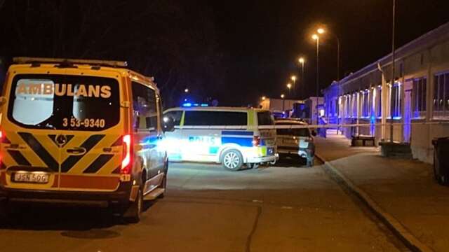 Polis och ambulans efter en misstänkt skjutning i Lidköping.